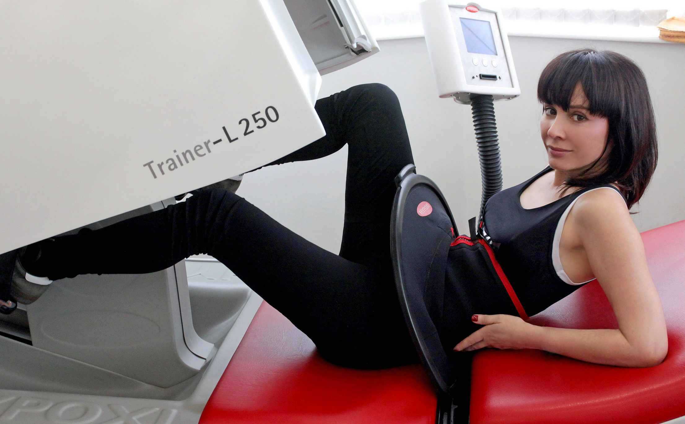 Women laying down doing the Hypoxi body sessions inside the Hypoxi Trainer-L250